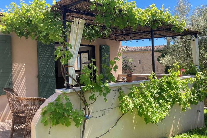 Location de vacances pour 6 personnes, avec terrasse et jardin, animaux acceptés à Vallabrix