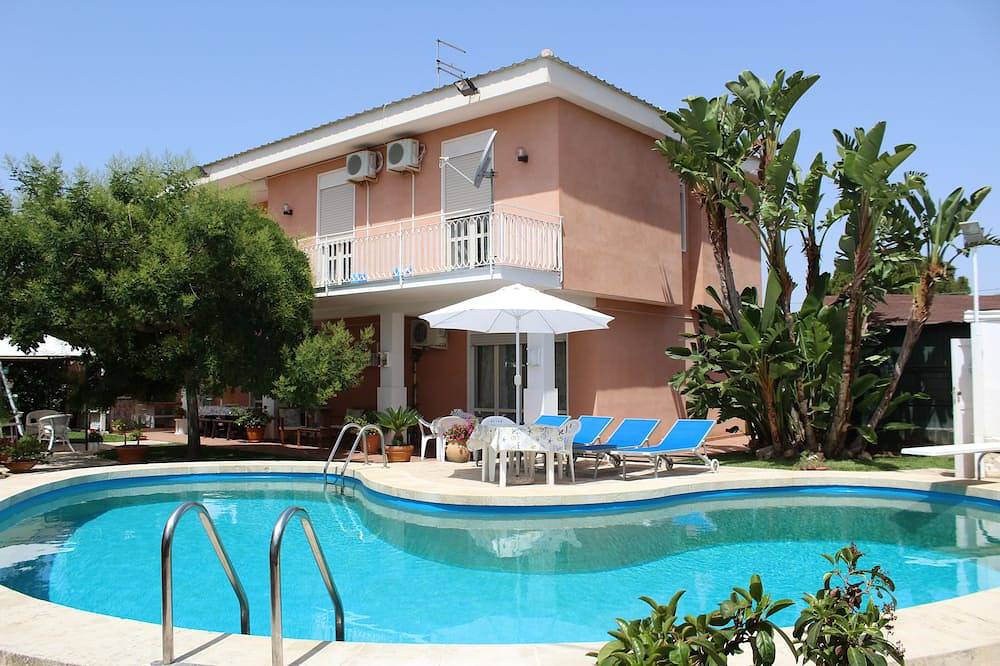 Comfortable Pool Villa With Large Garden Surrounding White Fountains in Fontane Bianche, Cassibile