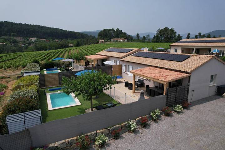 Location de vacances pour 6 personnes, avec vue ainsi que piscine et jardin à Joyeuse