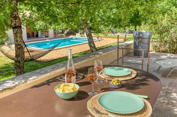Gîte pour 2 personnes, avec terrasse ainsi que jardin et piscine à Saint-Saturnin-lès-Apt