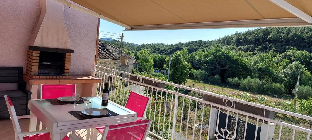 Location de vacances pour 5 personnes, avec jardin et vue à Prades-sur-Vernazobre