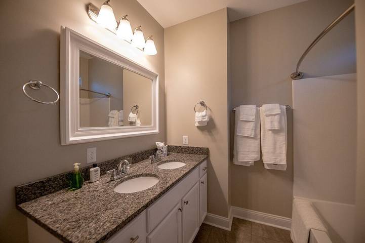 Vacation rental for 9 people, with yard by Myrtle Beach