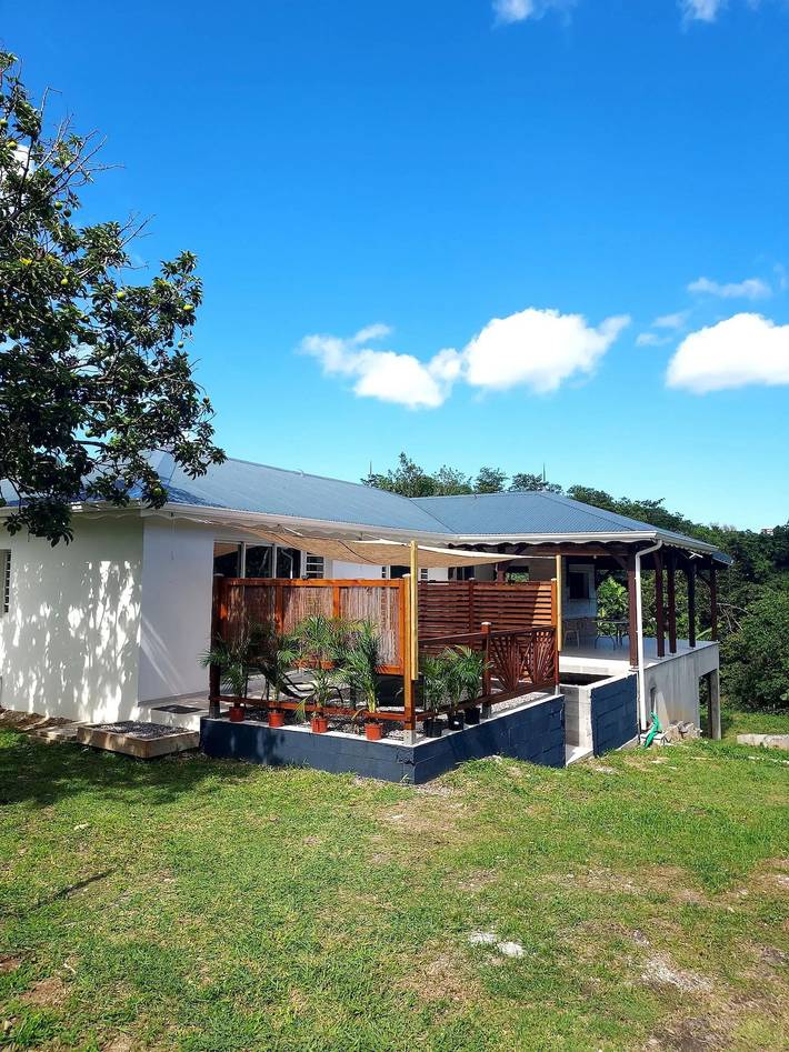 Entire apartment, Apartment in Ducos — 35 m² with garden in Dikos, Martinique