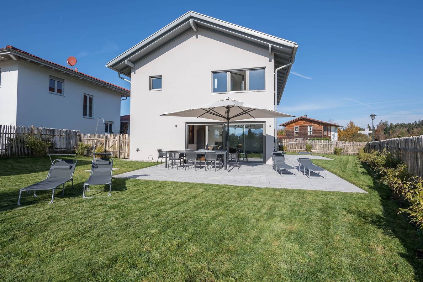 Luxuriöses Design Ferienhaus mit Bergblick, Kamin und Garten in Breitbrunn am Chiemsee, Chiemsee