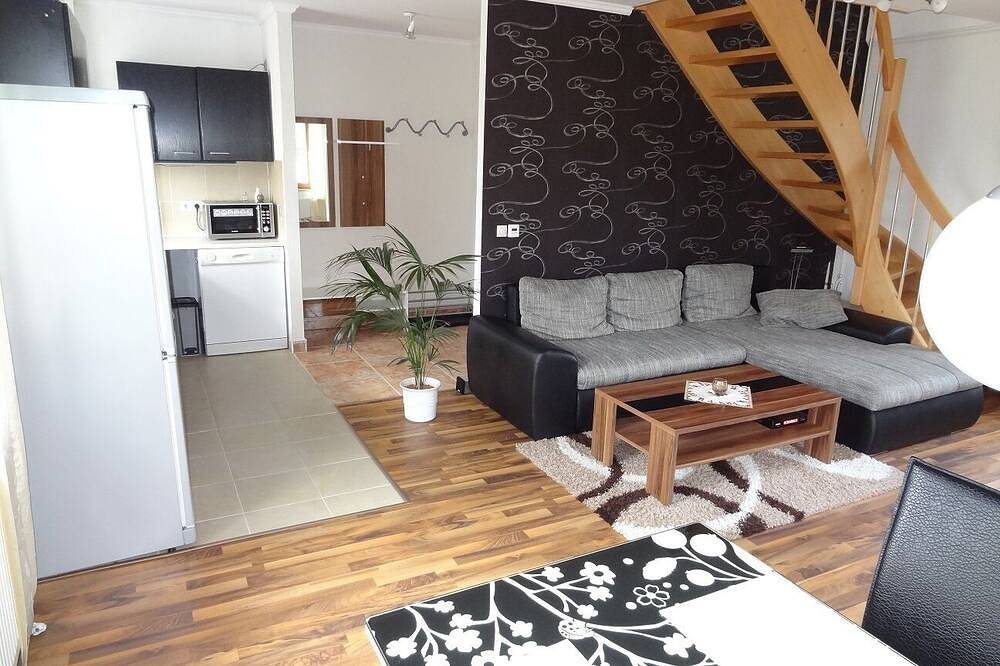 Ganze Wohnung, Moderne ruhige Ferienwohnung mit traumhaftem Ausblick am Rand von Chemnitz in Neukirchen/Erzgebirge, Erzgebirge