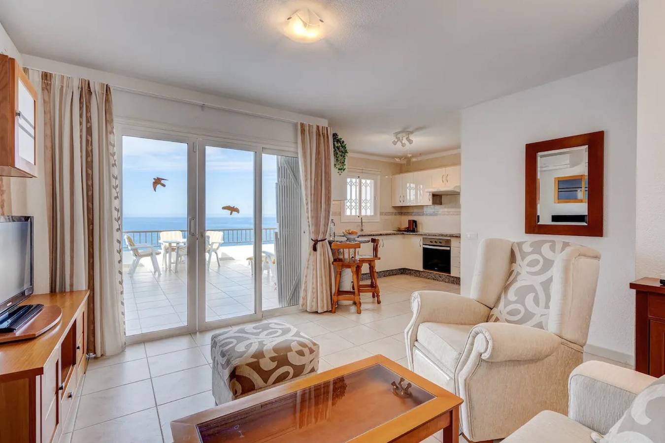 Apartamento entero, Apartamento vacacional "Los Gigantes Sea View" cerca de la playa con piscina compartida y Wi-Fi in Playa de los Guíos, Santiago del Teide