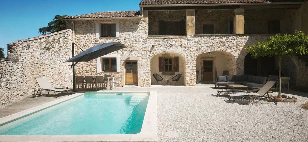 Location de vacances pour 8 personnes, avec jardin et piscine à Pougnadoresse