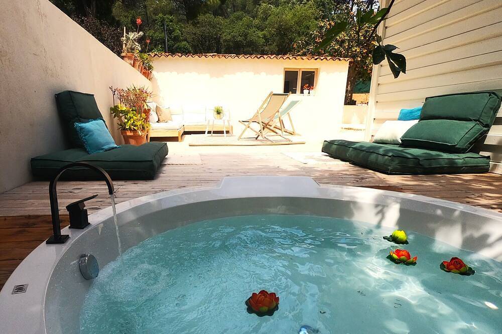 Gîte \"balnéo\" Sous le Figuier, un Lieu de Détente au Coeur de la Pinède in Six-Fours-les-Plages, Côte méditerranéenne (France)
