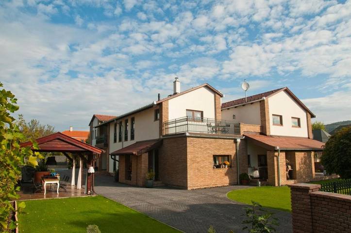 Ferienwohnung für 4 Personen, mit Garten und Pool in Gyenesdias