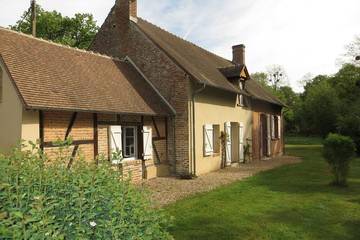 Location de vacances pour 9 personnes, avec terrasse ainsi que piscine et jardin à Salbris