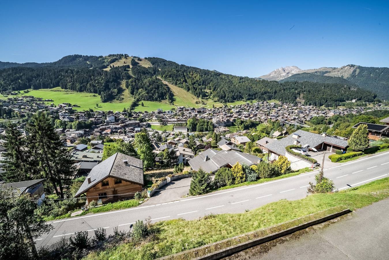 Appartement entier, Appartement 'Arnica' avec vue sur la montagne, balcon et Wi-Fi in Morzine, Les Portes du Soleil