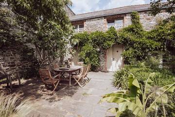 Gîte pour 6 personnes, avec terrasse ainsi que jardin et piscine, animaux acceptés à Sixt-sur-Aff