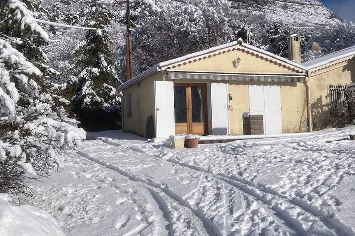 Gîte pour 3 personnes, avec terrasse et jardin, animaux acceptés à Valderoure