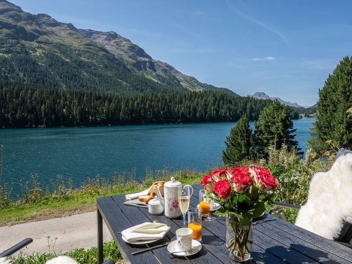 Ferienwohnung für 2 Personen, mit Terrasse und Garten sowie Seeblick und Ausblick in St. Moritz