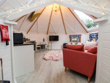 Hut for 2 People in Flintshire, North-Wales, Photo 2