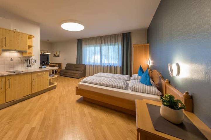 Ferienwohnung für 2 Personen, mit Pool und Balkon in Meran