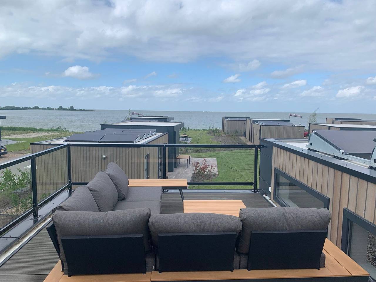 Neu: jetzt mit Zaun - Cube Elite Paradiso mit Traum-Blick auf das Ijsselmeer in Enkhuizen, Ĳsselmeer