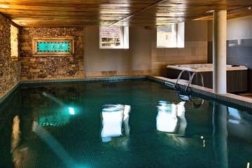 Gîte pour 10 personnes, avec terrasse ainsi que jardin et jacuzzi, animaux acceptés à La Chapelle-Aubareil