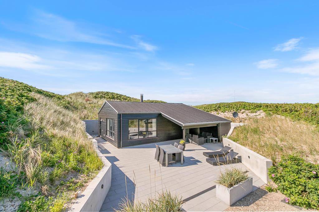 Modern holiday home in premium location, just 25 metres from the beach in Søndervig, Holmsland Klit