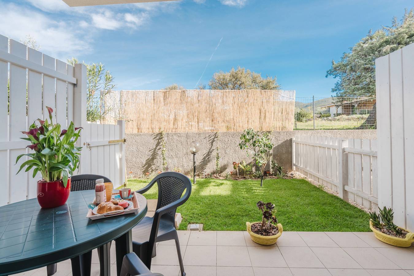 Appartamento intero, Casa Lidia, con Piscina condivisa, parcheggio privato e giardino; residence Bouganville a Viddalba in Viddalba, Provincia di Sassari