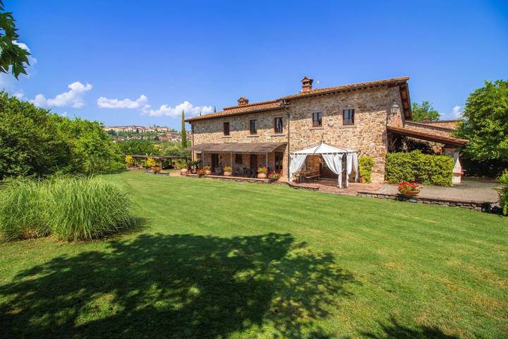 Glamping for 8 people, with garden and pool in Tuscany