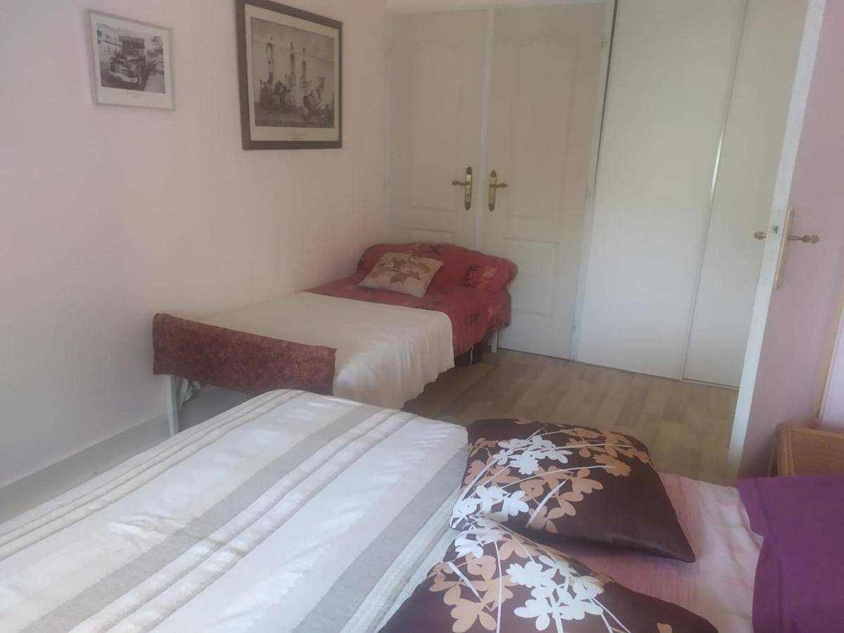 Three-Bedroom House in La Guerche-sur-l'Aubois, Saint-Amand-Montrond