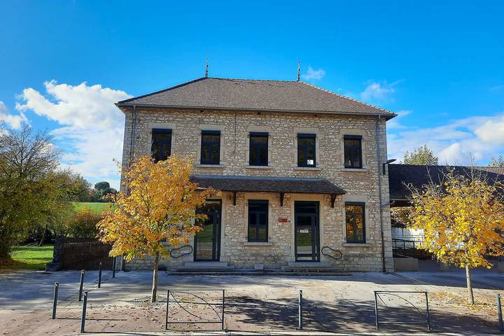 Gîte pour 6 personnes, avec Terrasse et Jardin à Serrières-de-Briord