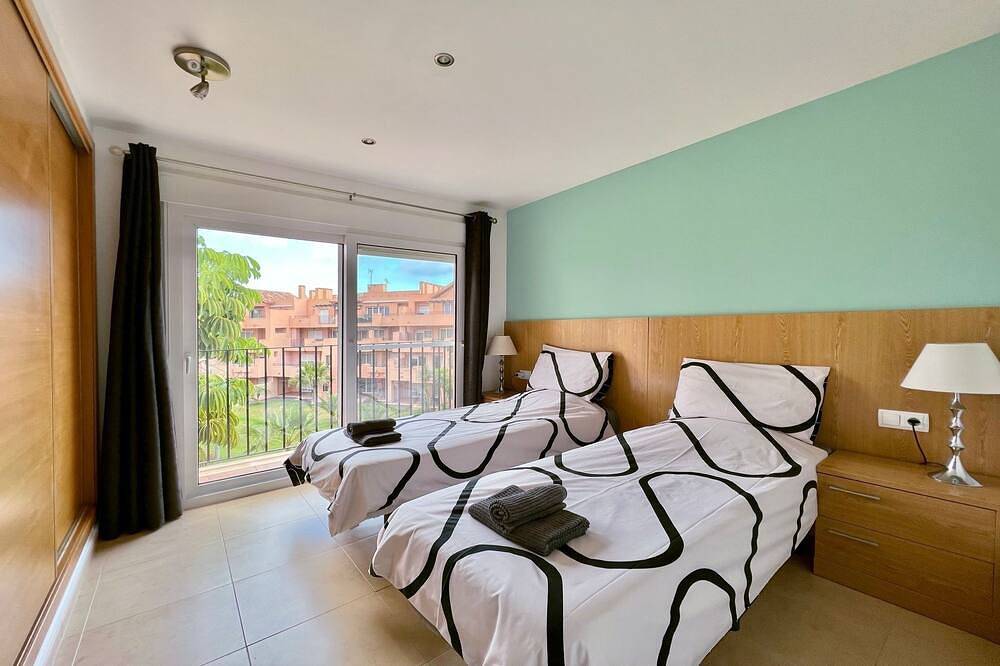Appartement entier, Superbe appartement avec 3 chambres et 2 salles de bains avec grand balcon et terrasse - Wifi gratuit in Mar Menor Polaris World, Mar Menor