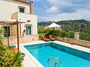 Location de vacances pour 5 personnes, avec terrasse ainsi que piscine et jardin dans Vámos