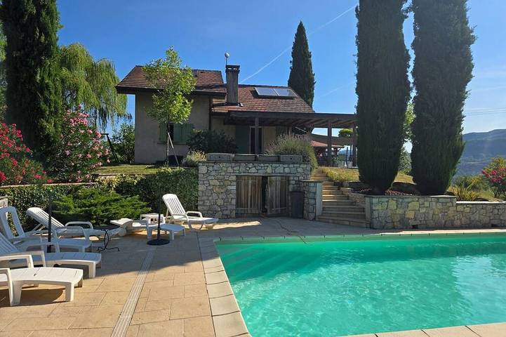 Location de vacances pour 8 personnes, avec Terrasse et Jardin à Massignieu-de-Rives