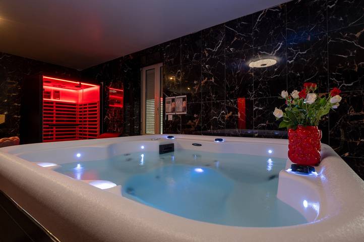 Holiday Home “Le Cocon Secret – Sauna – Jacuzzi” with Shared Garden and Wi-Fi