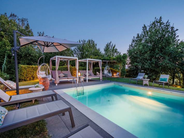 Agriturismo per 4 persone, con terrazza e giardino nonché piscina, adatto a famiglie con bambini in Capannori