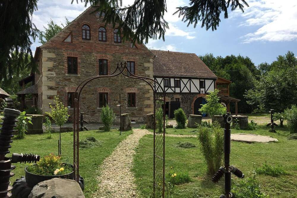 Un edificio histórico familiar en un entorno cultural único. in Lower Silesia