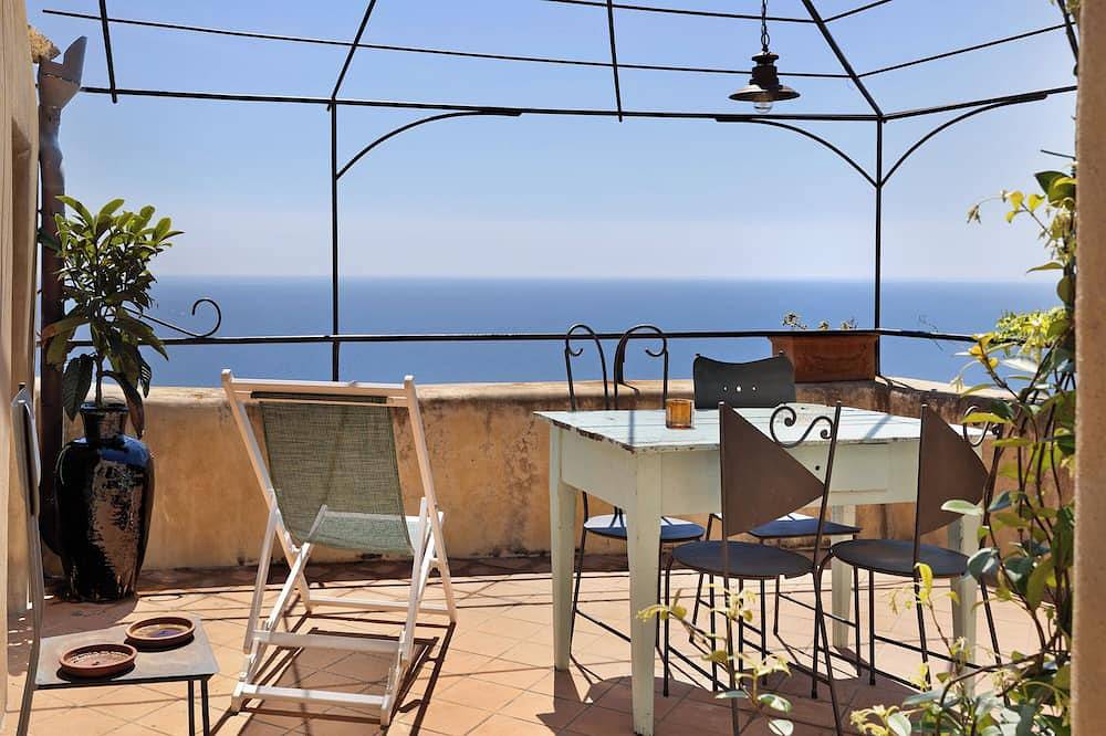 Entire apartment, Apartment 'Nespolo' with Sea View, Wi-Fi and Air Conditioning in Varigotti, Finale Ligure Municipality