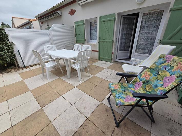 Location de vacances pour 5 personnes, avec terrasse et piscine dans Office De Tourisme De La Tranche Sur Mer