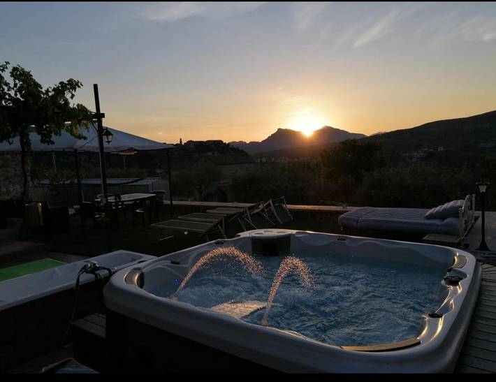 Location de vacances pour 5 personnes, avec Jacuzzi ainsi que Bassin pour enfant et Vue à Laurino