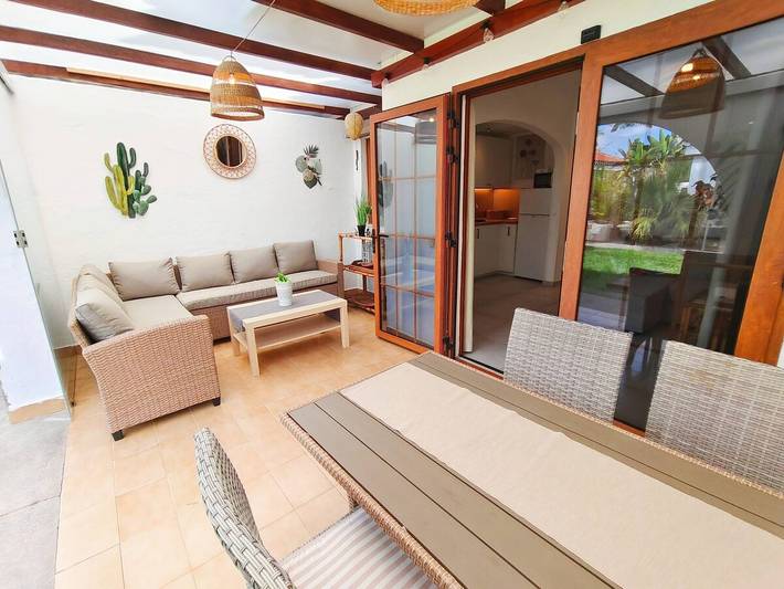 Bungalow para 3 personas, con terraza además de piscina para niños y jardín en Gran Canaria Sur