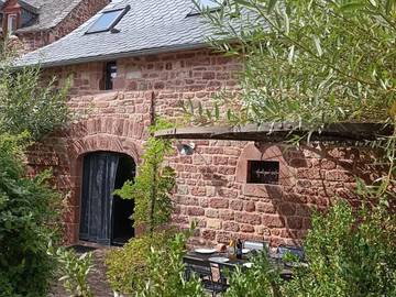Gîte pour 6 personnes, avec terrasse et vue, animaux acceptés à Sébrazac