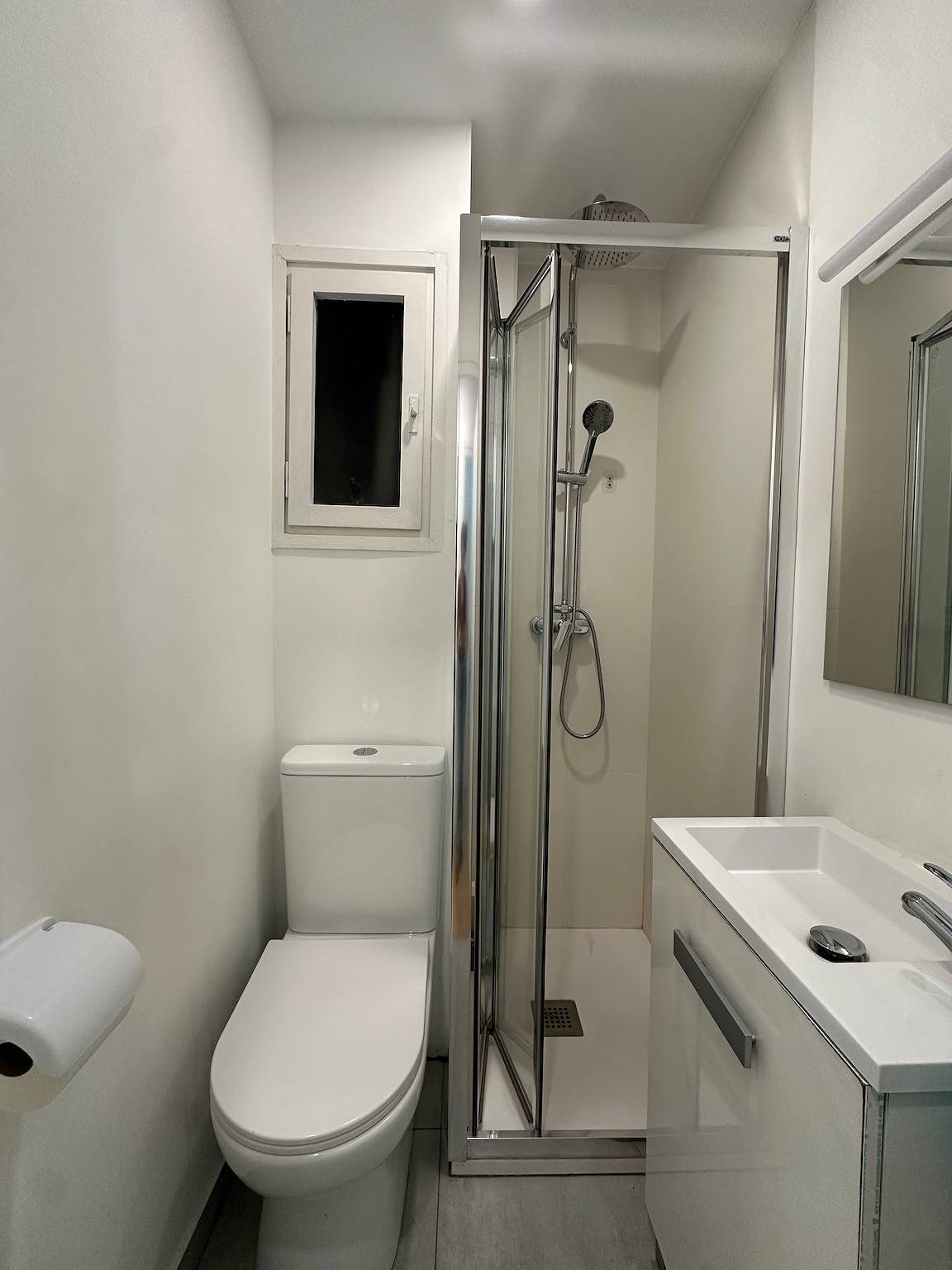 Apartamento de férias inteiro, 4 Bed Flat - Sleeps 8 - Wifi - Balcony in Centro Barcelona, Barcelona