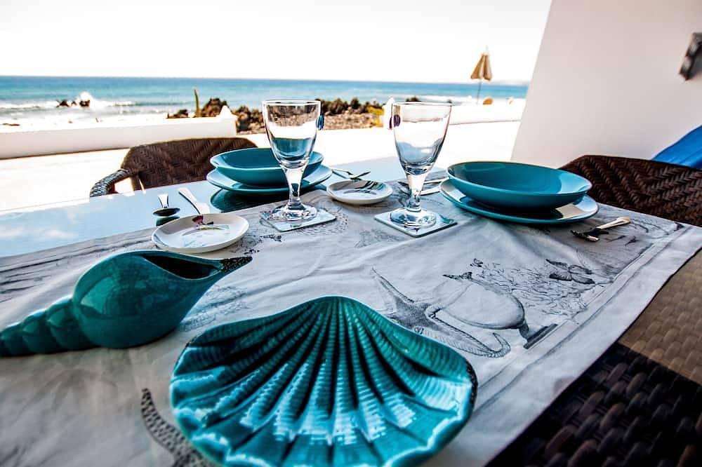 Entire apartment, Seashell Beach House on the frontline of the ocean in Punta de las Mujeres, Haría