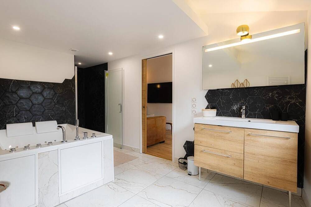 Apartamento entero, Casa Vacacional 'Maison Cosy Avec Spa Vannes' con Jacuzzi Privado in Vannes, Parque natural regional del Golfo de Morbihan
