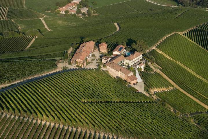 Agriturismo per 2 persone, con Idromassaggio e Terrazza nonché Giardino e Piscina a La Morra