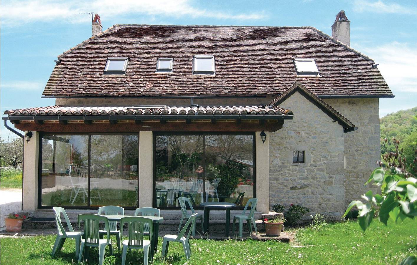Padirac au bord de la piscine : 140m2, lit bébé, TV, table de cuisson in Padirac, Parc Naturel Régional des Causses du Quercy