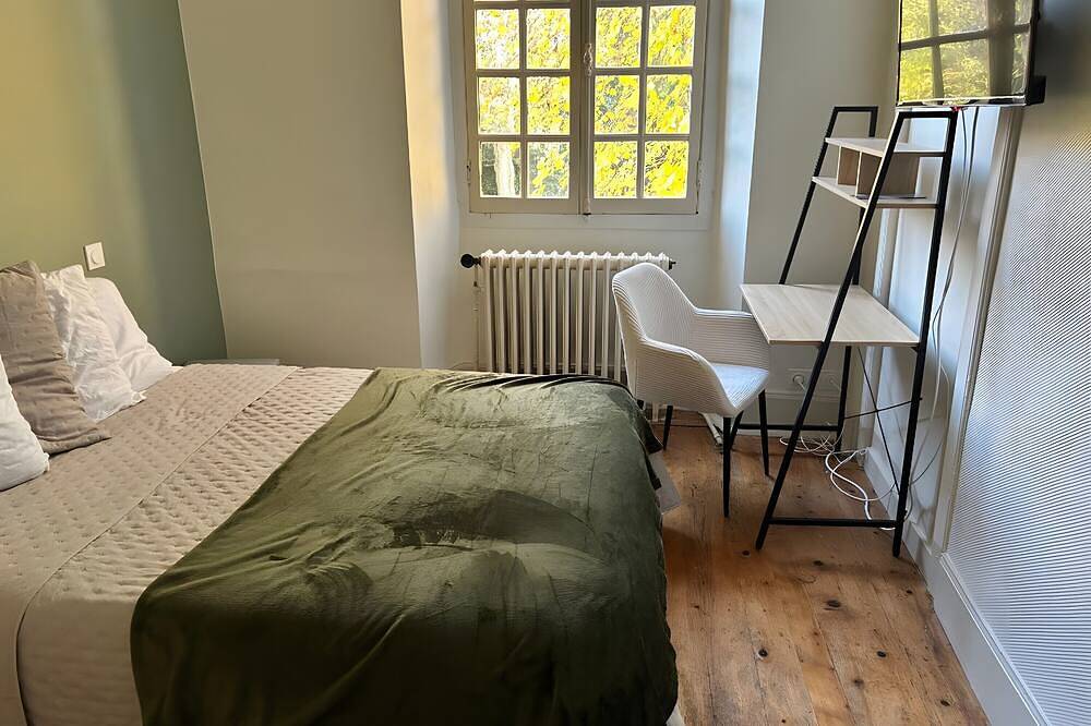 Entire apartment, Room \"Room 4\" with Shared Terrace, Communal Garden and Wi-Fi in Vic-en-Bigorre, Hautes-Pyrénées
