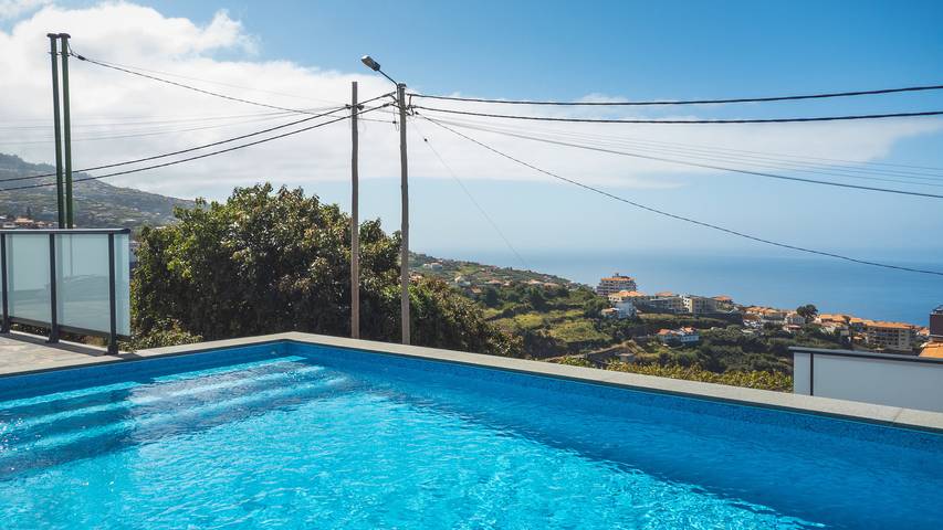 Gîte pour 4 personnes, avec piscine ainsi que vue sur l’océan et balcon dans Estreito da Calheta - 2
