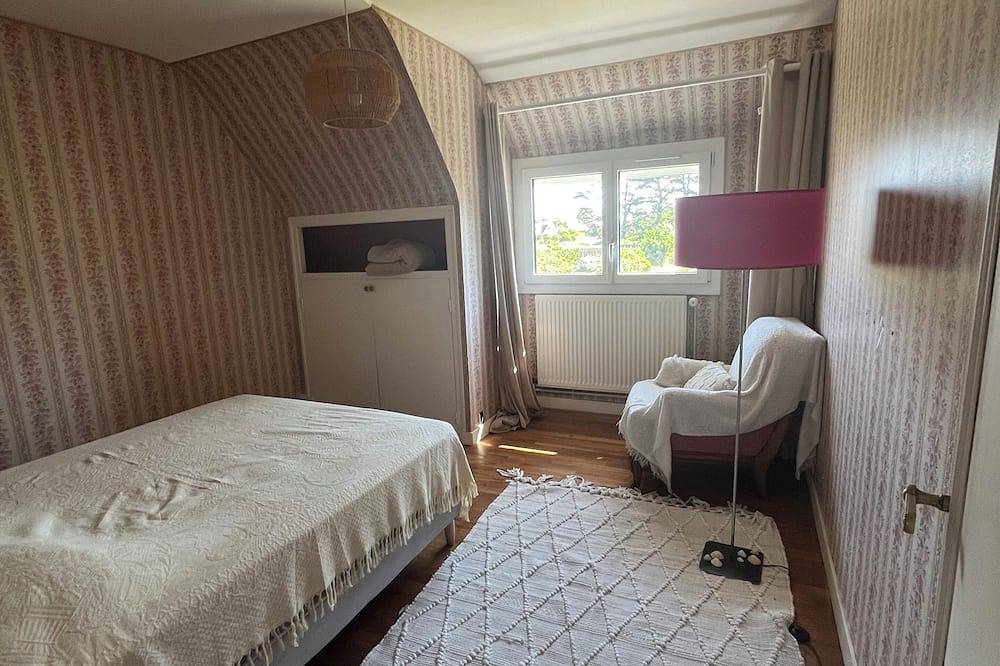 Large Noé-Breton house with large garden and fireplace in Treffiagat, Côte de Cornouaille