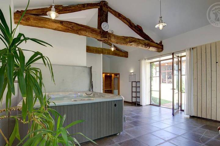 Gîte pour 6 personnes, avec Terrasse et Jardin ainsi que Piscine et Sauna dans Saint-Just-la-Pendue