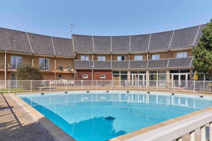 Gîte pour 4 personnes, avec piscine et terrasse, adapté aux familles à Équemauville - 3