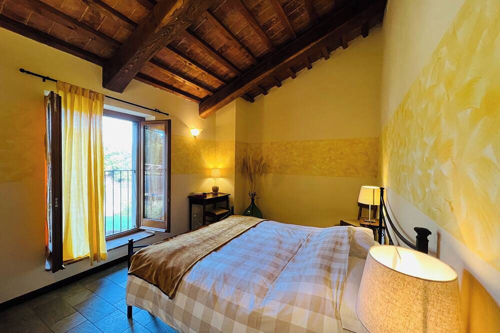 Family-friendly organic farmhouse, authentic Tuscan experiences, lake-view pool in Pieve Santo Stefano, Valtiberina