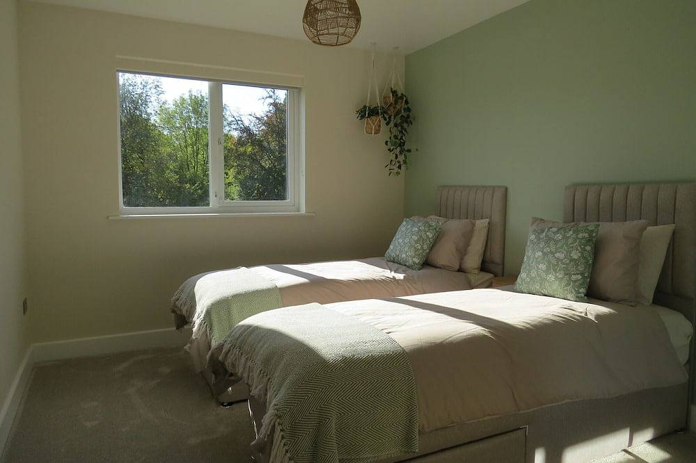 Entire apartment, Luxury Apartment with Private Pool and Hot Tub in Tiverton, Devon